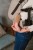 modelka-nosi-dziecko-z-bezowym-nosidle-lnianym---pas-biodrowy.webp
