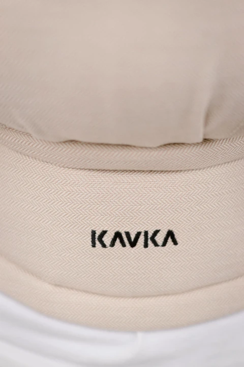 Modelka-nosi-dziecko-w-ergonomicznym-nosidle-KAVKA-multi-age-vanilla-twill----bezowe-nosidlo-z-bialym-wzorem-w-drobna-jodelke.---a-beige-carrier-with-a-white-twill-pattern (11).webp