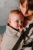 modelka-nosi-dziecko-z-bezowym-nosidle-lnianym (3).webp